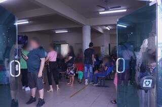 Pacientes lotam UPA Coronel Antonino e aguardam atendimento (Foto: Paulo Francis)