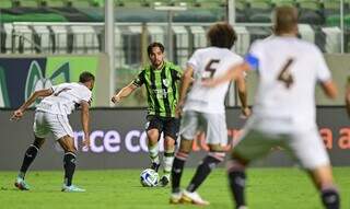 Lance entre América-MG e Santa Cruz, durante jogo realizado na noite desta terça-feira (14). (Foto: Mourão Panda/América/Agência Brasil)