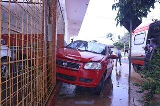 Colis&atilde;o de ve&iacute;culos em cruzamento destr&oacute;i grade na Cal&oacute;geras