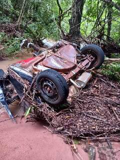 Motorista morre dentro de carro depois de ser arrastado por enxurrada 