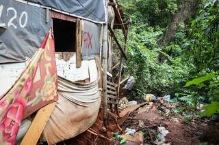 Lateral de uma das residências feitas de madeirite e lonas, na Favela do Mandela (Foto: Henrique Kawaminami)