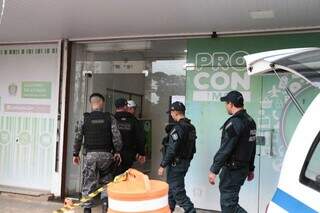 Policiais no Procon em 13 de fevereiro, quando PM aposentado matou empresário. (Foto: Marcos Maluf)