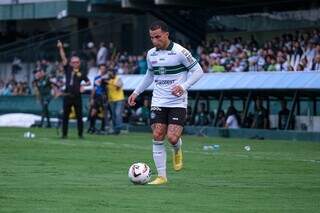 Jogador do Coritiba domina a bola em partida do Campeonato Paranaense (Foto: Divulgação)