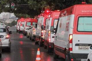 Fila de viaturas do Samu, na Capital. (Foto: Marcos Maluf)