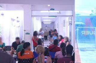 UPA Leblon com fila de pacientes no corredor esperando atendimento (Foto: Paulo Francis)