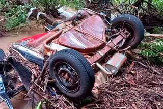 Fam&iacute;lia identifica corpo encontrado dentro de carro que caiu em c&oacute;rrego 