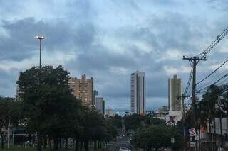 Céu da Capital com muitas nuvens nesta manhã (Foto: Henrique Kawaminami)