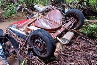 Motorista morre dentro de carro depois de ser arrastado por enxurrada 