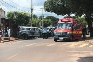 Equipes da polícia e do Corpo de Bombeiros no local do crime. (Foto: Marcos Maluf)