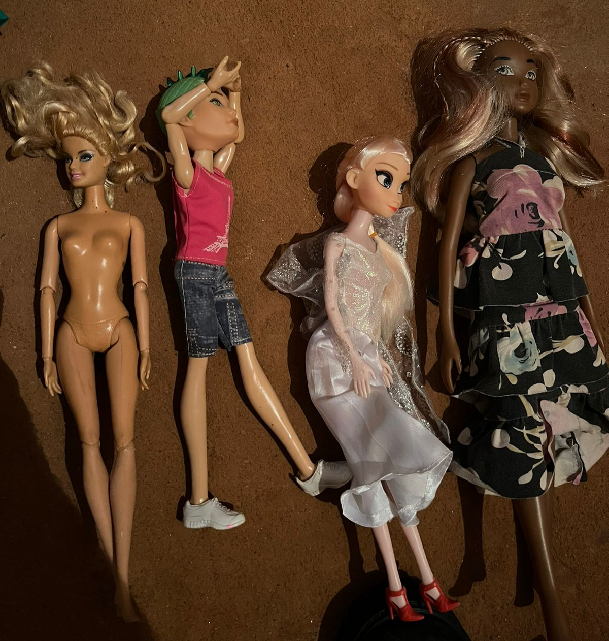 “Colecionador” de Barbies, homem é preso com imagens de abusos de crianças 
