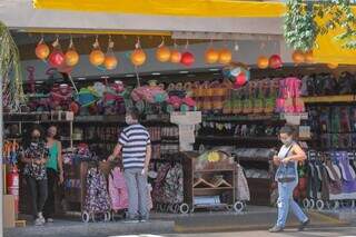 Clientes em frente a comércio no Centro de Campo Grande. (Foto: Arquivo/Marcos Maluf)