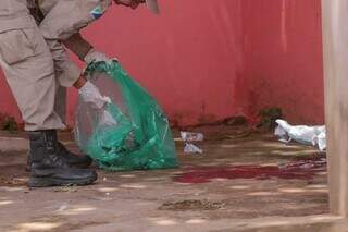 Marcas de sangue de um dos feridos no atentado. (Foto: Marcos Maluf)