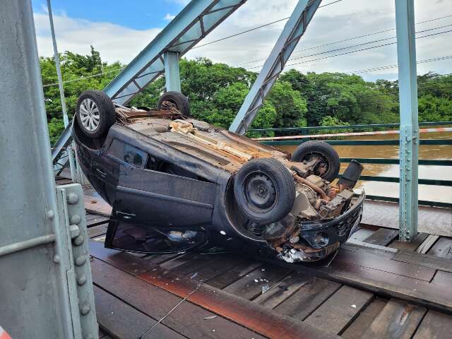 Carro capota em ponte que liga munic&iacute;pios em MS