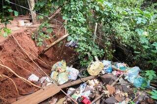 Lixo acumulado em buracos próximos, na Favela do Mandela (Foto: Henrique Kawaminami)