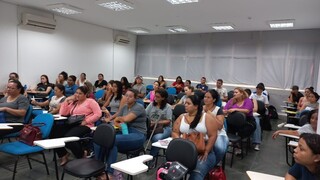 Grupo de alunos assiste à aula de capacitação para auxiliares administrativos. (Foto: Reprodução/Sejuv)