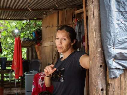 Moradores da Favela do Mandela relutam em deixar barracos em área de risco