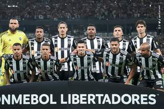 Elenco do Atlético Mineiro perfilado antes de jogo pela Copa Libertadores no Estádio Mineirão (Foto: Divulgação/Atlético)