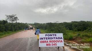 Trecho de rodovia interditado após rio transbordar na cidade de Bonito. (Foto: Divulgação/Prefeitura)