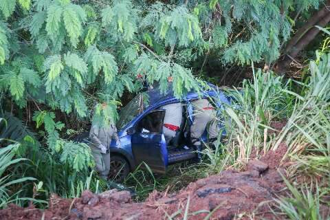 Carro capota em barranco ap&oacute;s colis&atilde;o e crian&ccedil;a &eacute; socorrida em estado grave