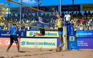 Duplas disputando jogo de vôlei de praia (Foto: Wander Roberto/Inovafoto/CBV)
