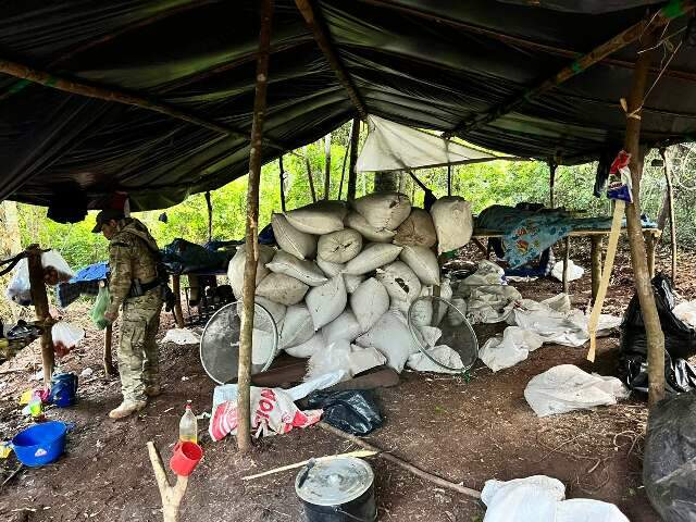 Ag&ecirc;ncia desarticula produ&ccedil;&atilde;o de maconha do Comando Vermelho na fronteira