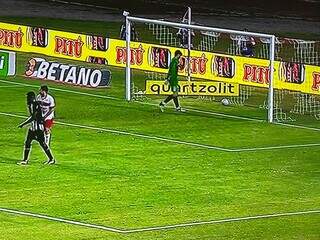 Rotina do goleiro operariano no primeiro tempo do jogo contra o CRB: buscar a bola dentro do gol. (Foto: Reprodução)