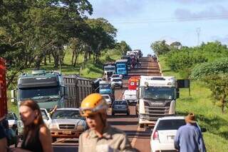 Acidente com crian&ccedil;a gravemente ferida fecha trecho de rodovia