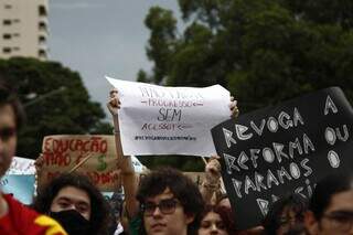 Estudante segura cartaz durante manifestação no Centro de Campo Grande. (Foto: Alex Machado)