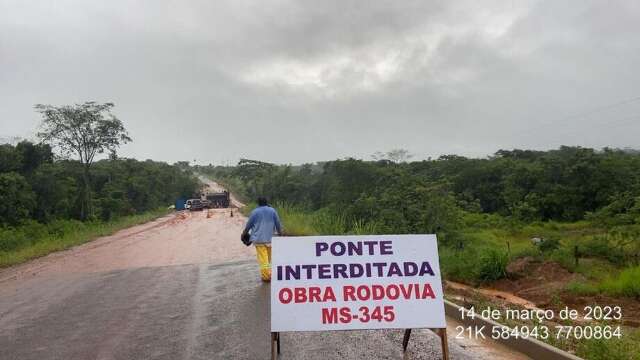 Rio transborda, invade rodovia e trecho da MS-345 &eacute; interditado 