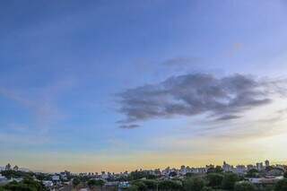 Céu da Capital com poucas nuvens nesta manhã (Foto: Henrique Kawaminami)