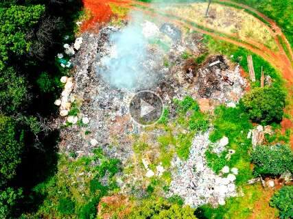 Ao ver fumaça densa, homem envia drone e revela lixão na Mata do Segredo