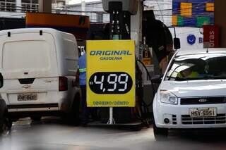 Em posto de combustível na Avenida Calógeras, o litro da gasolina sai por R$ 4,99 (Foto: Alex Machado)