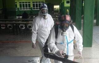 Agentes de saúde durante limpeza em escola estadual de Alcinópolis. (Foto: Reprodução/Prefeitura de Alcinópolis)