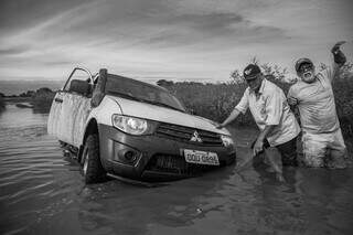 Desafio é passar pela estrada alagada até chegar nas fazendas pantaneiras. (Foto: André Bittar)