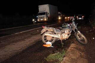 Motociclista caiu e também ficou ferido; no local do acidente, a moto foi tirada da pista e levada para acostamento. (Foto: Juliano Almeida)