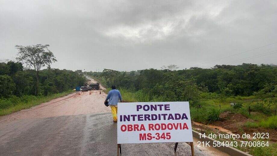 Rio transborda, invade rodovia e trecho da MS-345 é interditado 