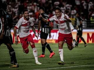 Renato comemorando um dos gols do CRB na partida (Foto: Francisco Cedrim/CRB)