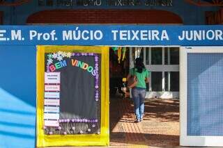 Fachada da Escola Municipal Múcio Teixeira Junior, na Vila Carlota (Foto: Henrique Kawaminami)