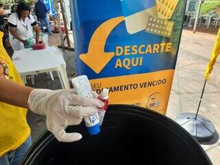 Medicamentos descartadados em estande do CFR (Conselho Regional de Farmácia) (Foto: Caroline Maldonado)