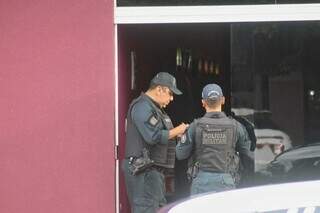 Policiais militares no local onde funcionavam máquinas caça-níqueis no Centro. (Foto: Paulo Francis)