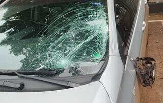 Para-brisa e retrovisor de Corolla destruídos; mulher morreu e motorista está livre (Foto: Adilson Domingos)