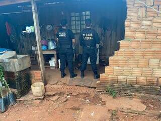Policiais federais durante buscas nesta quinta-feira em assentamento de Itaquiraí (Foto: Divulgação)