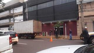 Caminhão-baú estacionado em frente ao estabelecimento. (Foto: Ana Beatriz Rodrigues)