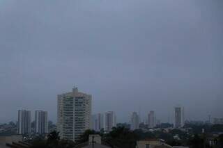 Céu da Capital tomado por névoa seca nesta manhã (Foto: Henrique Kawaminami)