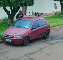 Câmera de segurança flagra furto de veículo na Vila Progresso