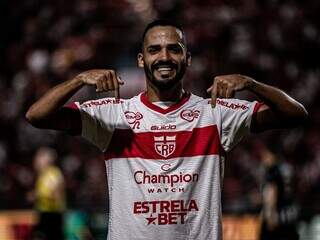 Atacante Anselmo Ramon, do CRB-AL, comemorando um dos gols na eliminação do Operário (Foto: Francisco Cedrim)