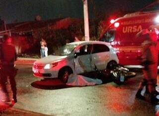 Corpo de jovem ao lado de carro após colisão na noite de ontem. (Foto: Direto das Ruas)