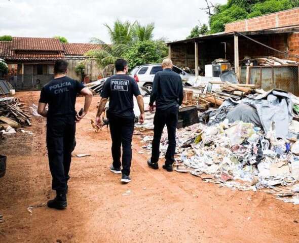 Pol&iacute;cia faz devassa em com&eacute;rcio de sucatas e prende dois por recepta&ccedil;&atilde;o