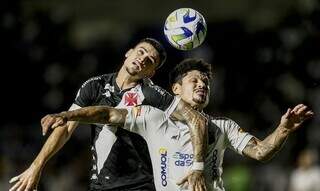 Jogadores disputam posse de bola durante partida realizada na noite desta quinta-feira (16). (Foto: Daniel Ramanho/Vasco/Agência Brasil)