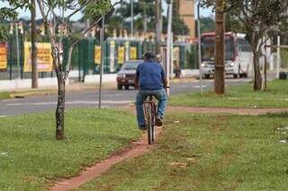 Sem condições adequadas, canteiro na Avenida Gury Marques já é utilizado por ciclistas. (Foto: Marcos Maluf)